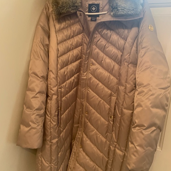 Coat 35 inches long from the collar with removable faux  fur collar brand new - Picture 2 of 5